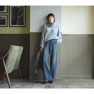 上下ともにゆったりシルエットのコーデで、今どきなこなれ感を漂わせる。最低気温0℃｜2/12(月)【50代の毎日コーデ】