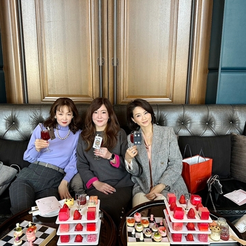 5つ星ホテルでストロベリーアフタヌーンティー♪