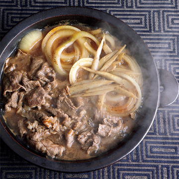 オイスターソースで好相性トリオを！ 牛肉と玉ねぎ、ごぼうの鍋【絶品鍋レシピ28days】