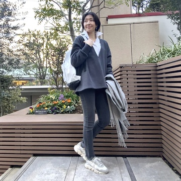 カジュアルなグレーのワントーンコーデ