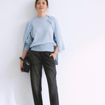 王道ツインニットとデニム風ジョガーパンツの抜け感で今どきなバランスに仕上げる。最高気温17℃｜10/31(金)【50代の毎日コーデ】