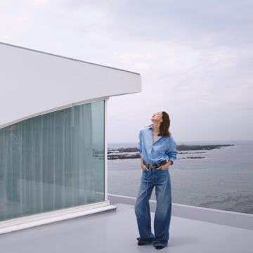 ライトブルーのシャツとウォッシュドデニムの組み合わせで、奥行きのあるワントーンを作る。気温26℃｜10/19(日)【50代の毎日コーデ】