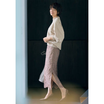 頼れる万能アイテム！富岡佳子さんが着る「E by éclat」の大人スウェット、リバーレーススカート