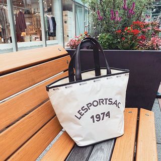 荷物が多くてもスマートに持てる！ スタイリスト大草直子さんとレスポートサックのコラボバッグが使える！