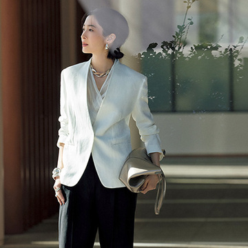 【品格ジャケット】格別のオーラ放つ「ブルネロ クチネリ」の白ジャケット