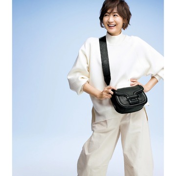 富岡佳子さんがまとう春名品「PIERRE HARDY」のバッグ、「CLERGERIE」のローファー、「SLOANE×éclat」のカーディガン