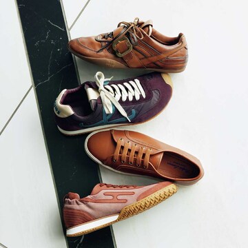 足元から季節感漂う“オータムカラー”の「今旬スニーカー」4選