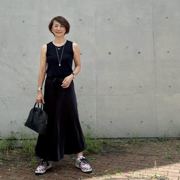 スニーカーが主役の黒コーデ