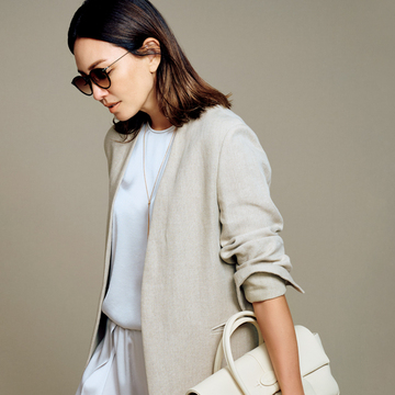 【大人のベージュジャケット】シンプルなかっこよさがきわだつノーカラータイプに注目