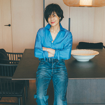 ベーシックシャツは着こなしを変えて気分一新！【富岡佳子 夏のプライベート・スタイル】