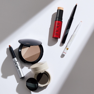 50代、凛とした顔に。岡田知子さんおすすめ「骨格掘り起こし」コスメ6選