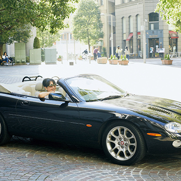 エレガントなスポーツカー「ジャガー」で郊外へドライブ【おしゃれなあの人の愛車】