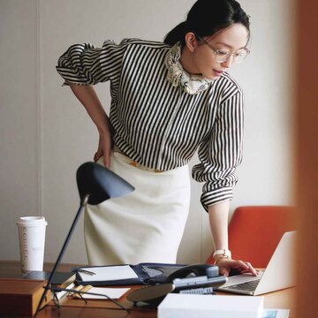 ストライプシャツにあわせたい「エルメス」のシルクスカーフ【ネクタイがわりの“働くスカーフ”】