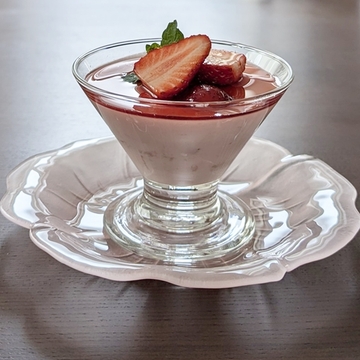 ひんやりスイーツにいちごを添えて♡