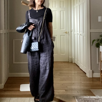 リネンのサロペットでワントーンコーデ