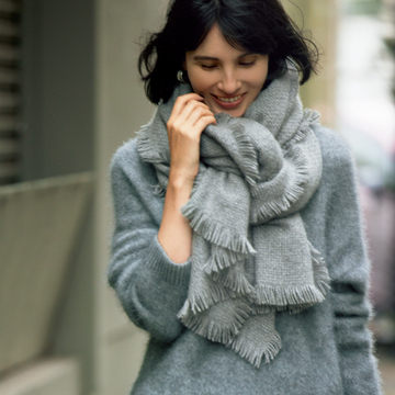 アソース メレのカシミヤストールを「ミラノ巻き」して華やかに【今どきストールの新流儀】