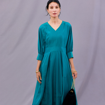 シルクのツヤが美しいストラスブルゴのグリーンワンピース【大人を素敵に見せるワンピース】