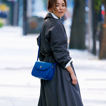 気品ある「ロイヤルブルーのクロスボディバッグ」でシックなブラウンコートスタイルを華やぎを！
