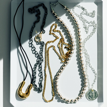 アラフィー女性にこそおすすめの「旬のネックレス」5選