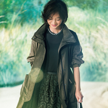 渋みのあるモスグリーンに甘さをひとさじ【富岡佳子さんのハッピー・グリーンコーデ】