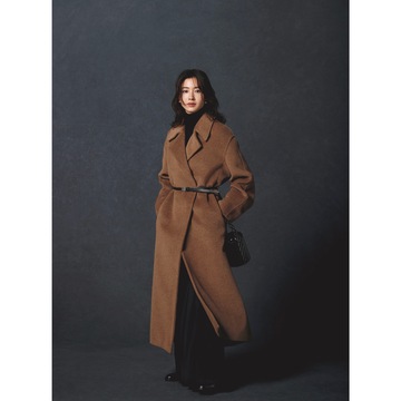 起毛感のあるロングコートにレザーベルトをつけ、格調高いクラシカルなムードを醸成。最低気温7℃｜12/11(水)【50代の毎日コーデ】