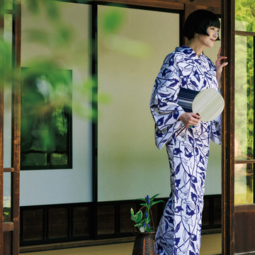 【俳優・板谷由夏の私をつくるジュエリー】色石リングを重ねづけした大人の浴衣コーデ