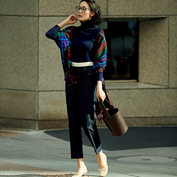 ＜ドゥロワー＞女性らしさを醸し出す、見映えを一新する“ネイビーパンツ”【Jマダムブランドの最旬“時短パンツ”】