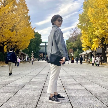 ZARAのグレーシャツジャケットを羽織って、「黒」「白」「グレー」の３ミックスカラーコーデ