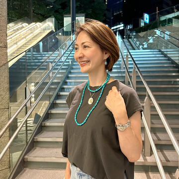 ベーシックな黒のTシャツにもターコイズのネックレスが華やかなアクセントに