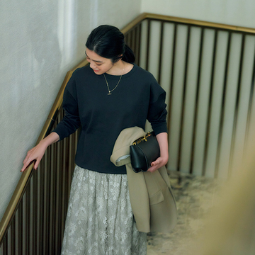 レーススカートと合わせて「大人スウェット」をカジュアルアップ！