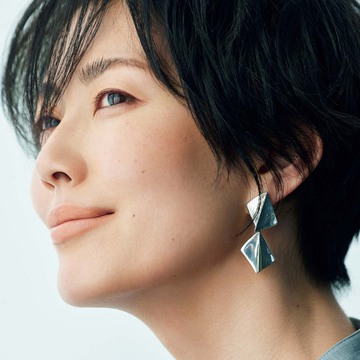 唇から優しい表情を作り出す！グレー服に合う新感覚の「ミルキーコーラルリップ」4選