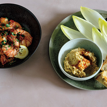 お酒が進むおいしさ！味噌を使ったフムス＆ガーリックシュリンプ【体にうれしい発酵おつまみ】