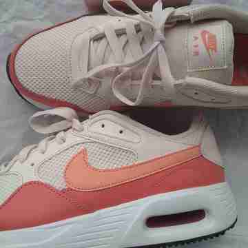 すっかり雪が解けたから、スニーカーで足取り軽やかに！