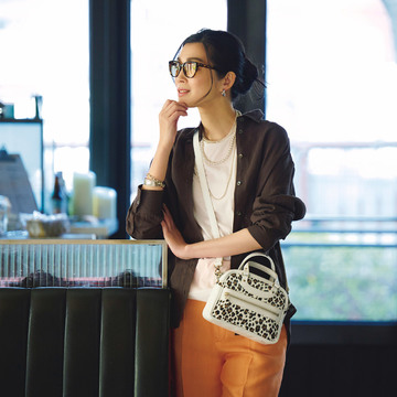 初夏のカジュアルコーデはアクセサリーの重ね付けで引き締める。気温25℃｜6/18(日)【50代の毎日コーデ】