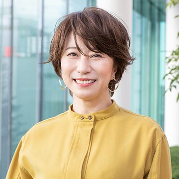 分け目のさみしさが気にならなく！ふんわり立体感が魅力のマッシュショート【50代髪型・ヘアスタイル】