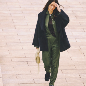 ワーク感あるセットアップと優美なガウンジャケットのギャップが洒脱な雰囲気を醸成。気温15℃｜11/24(月)【50代の毎日コーデ】