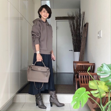 大人パーカー＋サテンスカートでワンツーコーデ