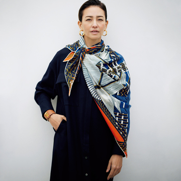 【エルメスの柄スカーフ】グラフィカルな一枚を装いのアクセントに！