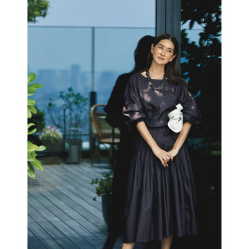 ふんわりシルエットのドレスは、秋らしいビターブラウンで品よく引き締める。最高気温28℃｜10/2(月)【50代の毎日コーデ】