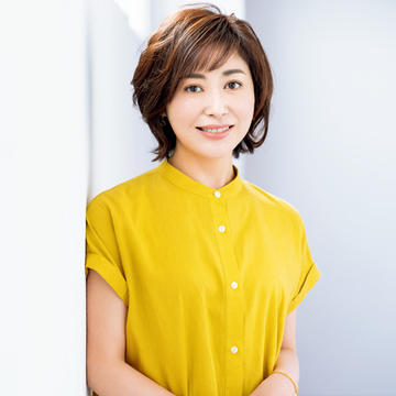 パーマでボリュームコントロールしながら華やかさを演出するショートヘア【50代髪型・ヘアスタイル】