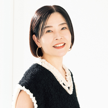 【おしゃれなあの人の髪色スナップ】秋山直子さんはダークトーンでシックな髪色に