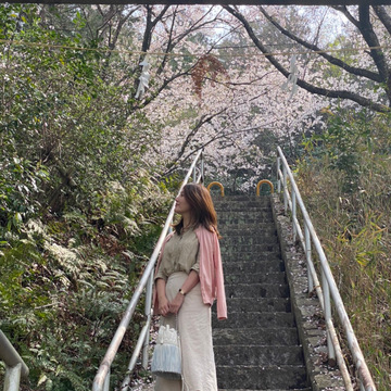 全身UNIQLO「春ベージュ」にくすみピンクでお花見に♫