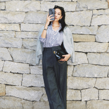 ヘアリーなカーディガンをはおってオフィスの定番シャツコーデを刷新。最低気温11℃｜11/2(日)【50代の毎日コーデ】