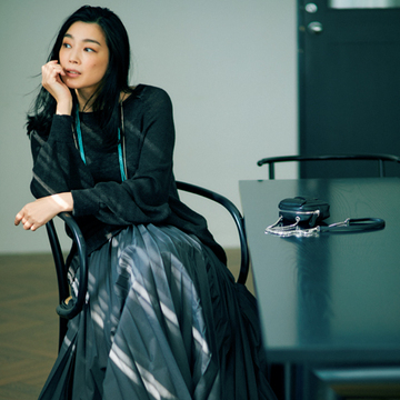 甘くないスカートで楽しむ“ちょい盛り”2コーデ【春、注目したい「甘くないスカート」】