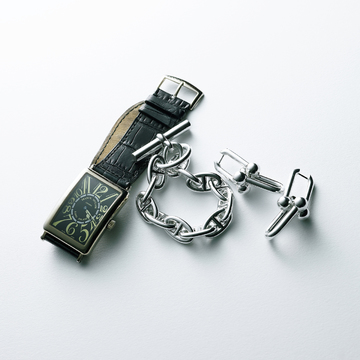 手もとと耳もとを飾って富岡佳子スタイルに。10日間のジュエリーコーデを一気見せ！