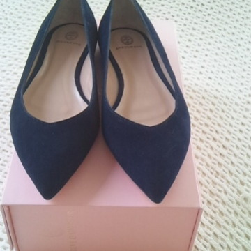 パンツスタイルにポインテッドトウ