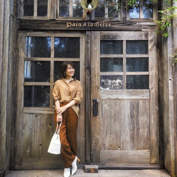 暖ブラウン＋白小物を身につけて