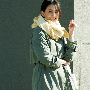 <春の柔らかトレンチコート>カーキは明るめをチョイスして軽やかなムードに