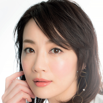 メイクで「ツヤ感」を仕込む！若見えする密着潤い　五選