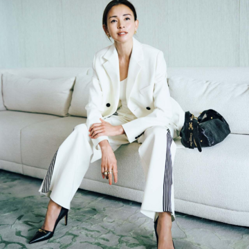 マスキュリンな「ディオール」のジャケット×パンツコーデ